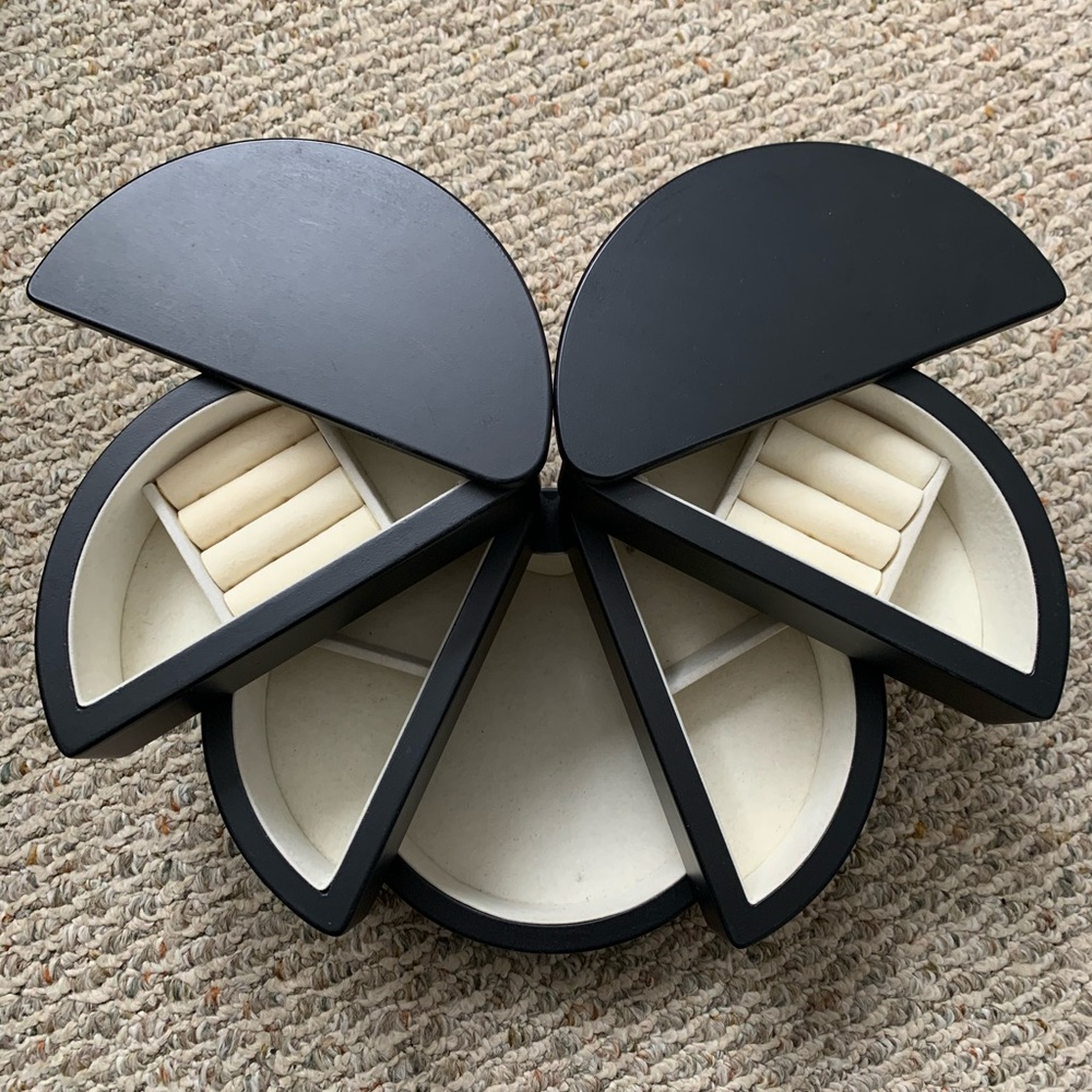 black jewelry box/organizer